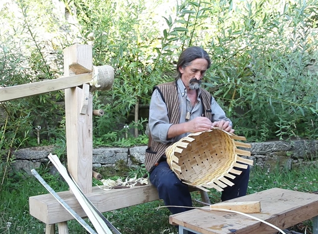 Toño González, o cesteiro do Val