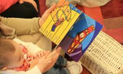 Unha nai e unha filla desfrutan da lectura dun conto no espazo da bebeteca da Biblioteca Municipal Ágora.