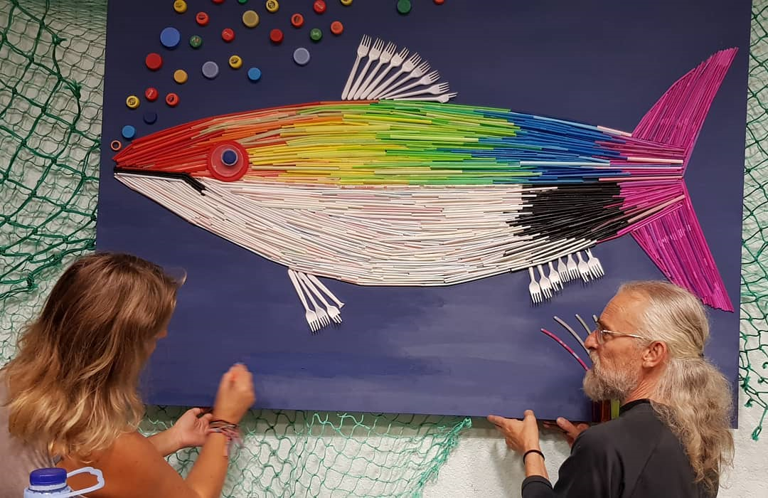 Arte efémera con residuos mariños