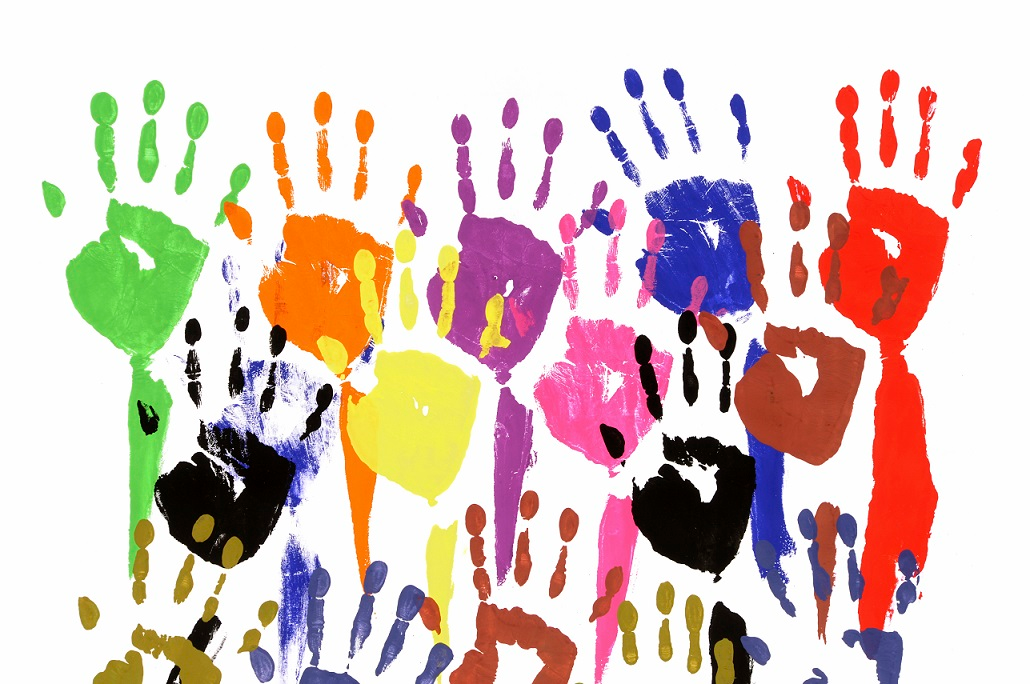 Corazón de manos pintadas de diferentes colores