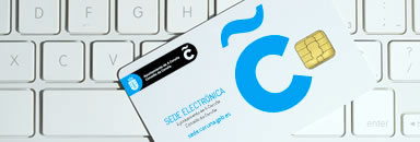 Tarxeta con chip sobre o teclado dun ordenador portátil