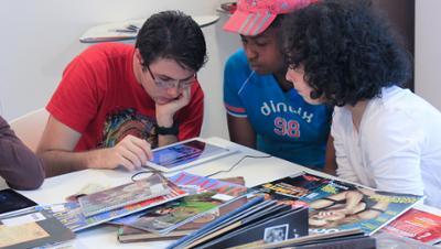 Adolescentes estudando na biblioteca