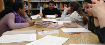 niños alrededor de una mesa, con folios