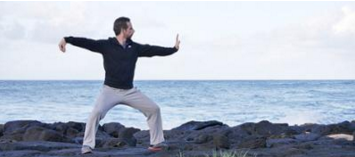 chico haciendo taichi