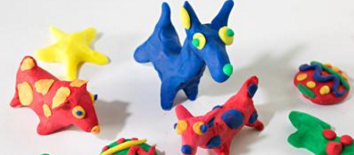 mans de neno con plastilina