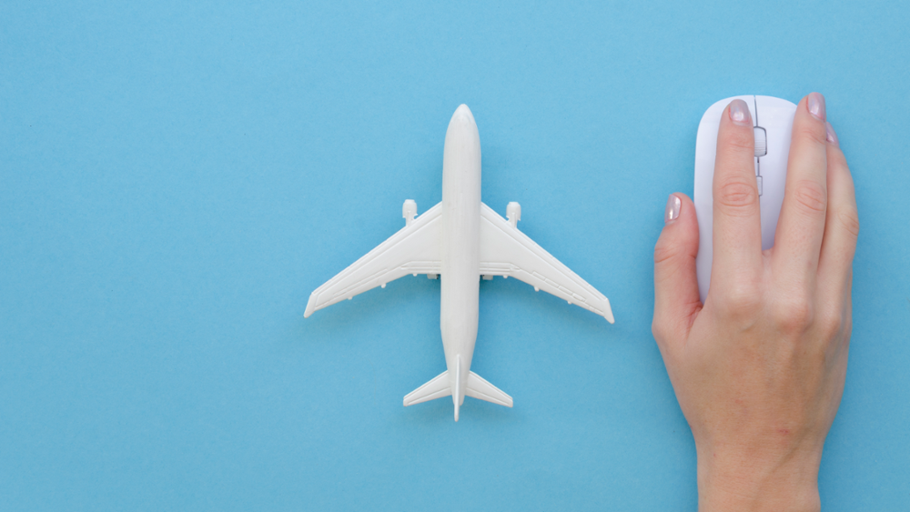 Man sobre o rato ao lado dun avión de xoguete.