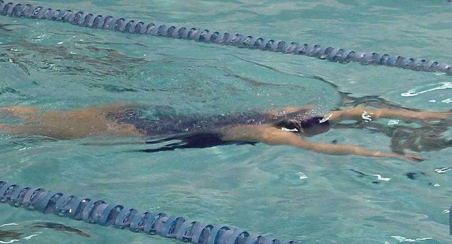 Muller nadando nunha piscina