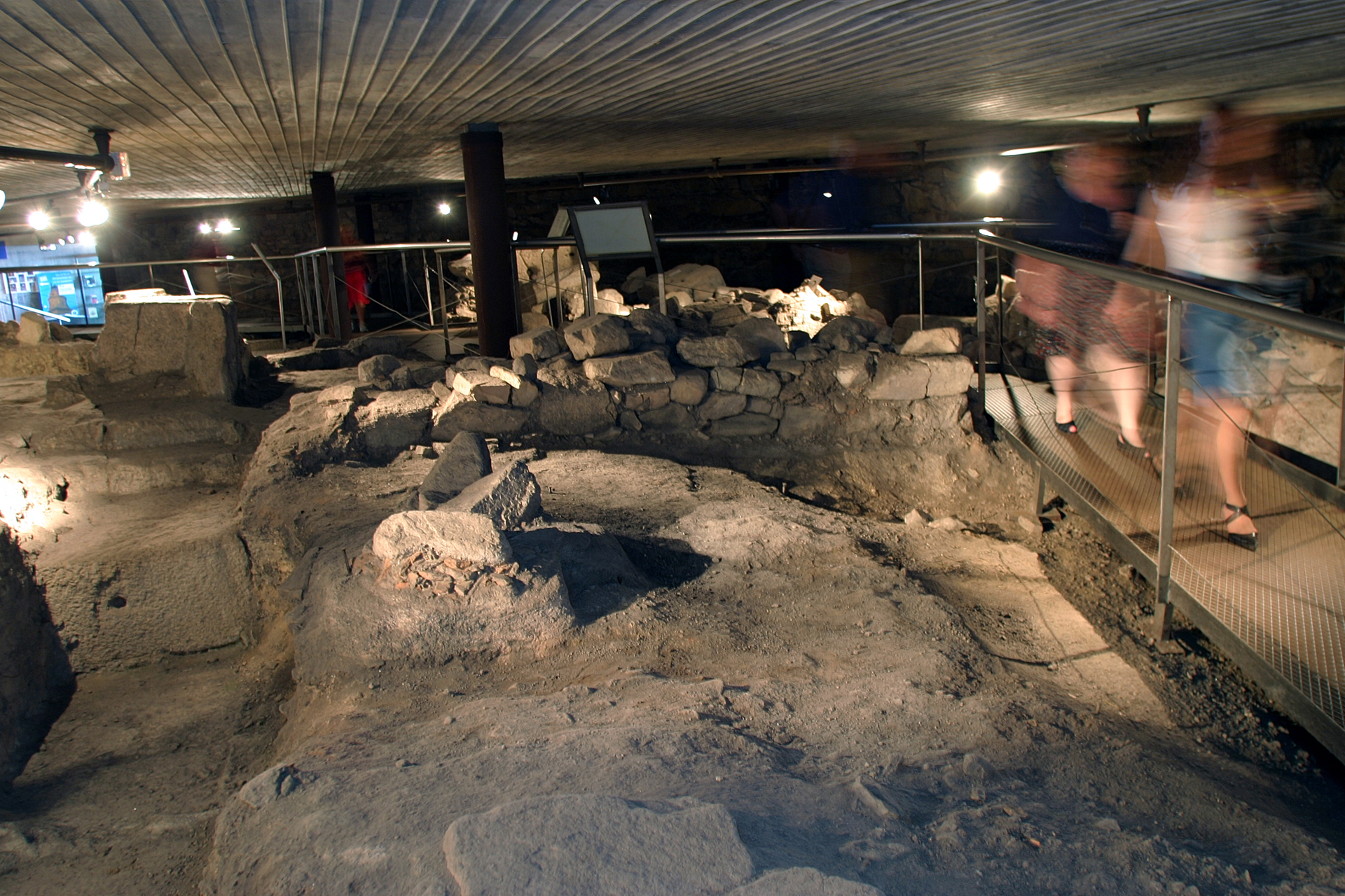 Escavacións no interior da Torre de Hércules
