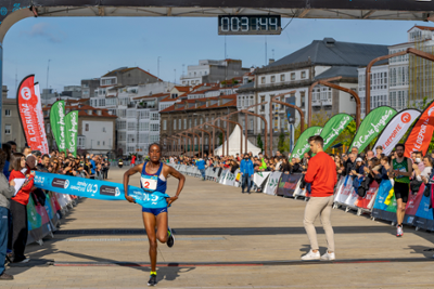 Entrada en meta de la ganadora XVI Carrera Popular Coruña 10
