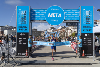 Entrada en meta ganador XV Carrera Popular Coruña 10