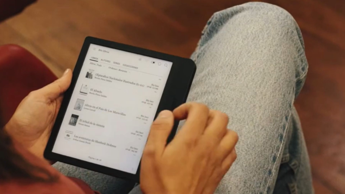 Usuaria usando dous lectores de libros electrónicos