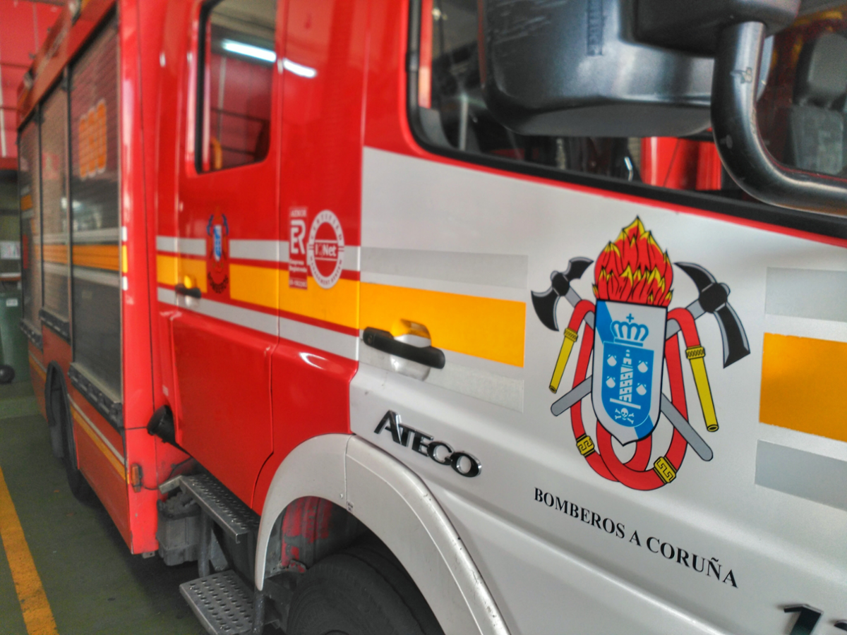camión de bomberos con el cuño de calidad ISO 9001:2000