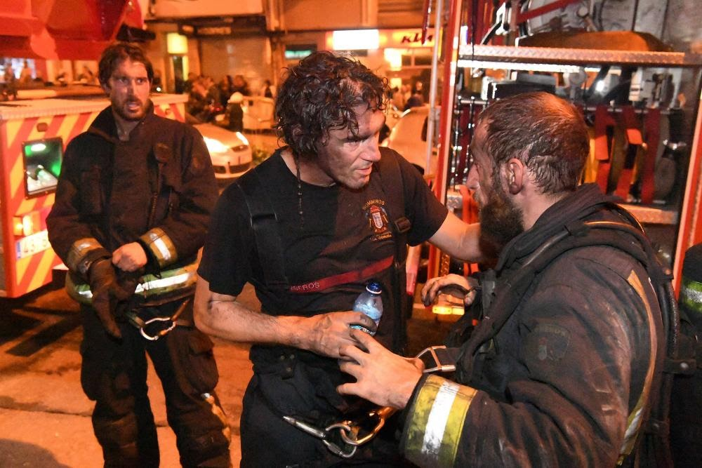 bombeiros descansando dunha intervención
