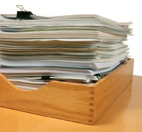 Grupo de documentos en bandeja sobre mesa