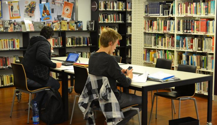 rapazada na biblioteca