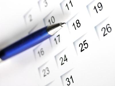 bolígrafo sinalando un día dun calendario