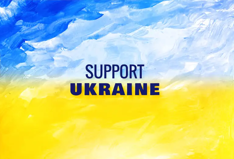 Cartel con los colores de la bandera ucraniana que dice en inglés "Apoyo Ucrania"
