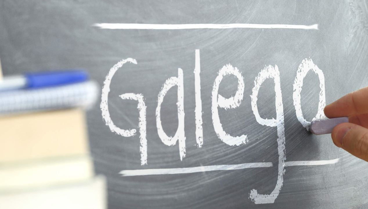 A palabra galego escrita nunha pizarra.