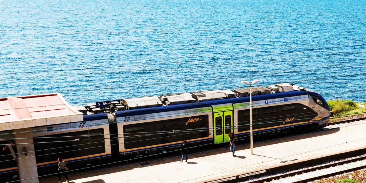Tren circulando al lado del mar.