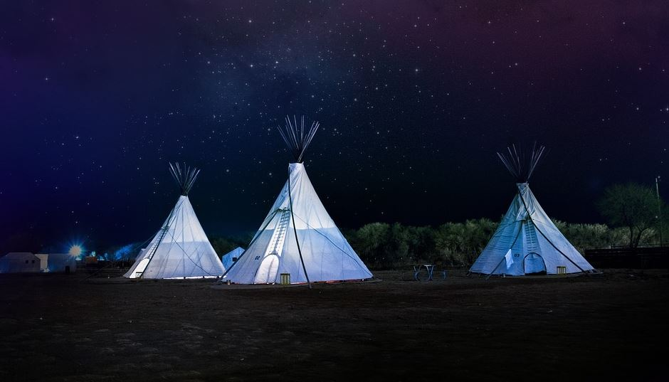Tendas de campaña no campo.