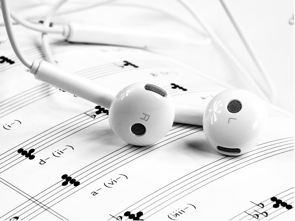 Auriculares e partitura de música.