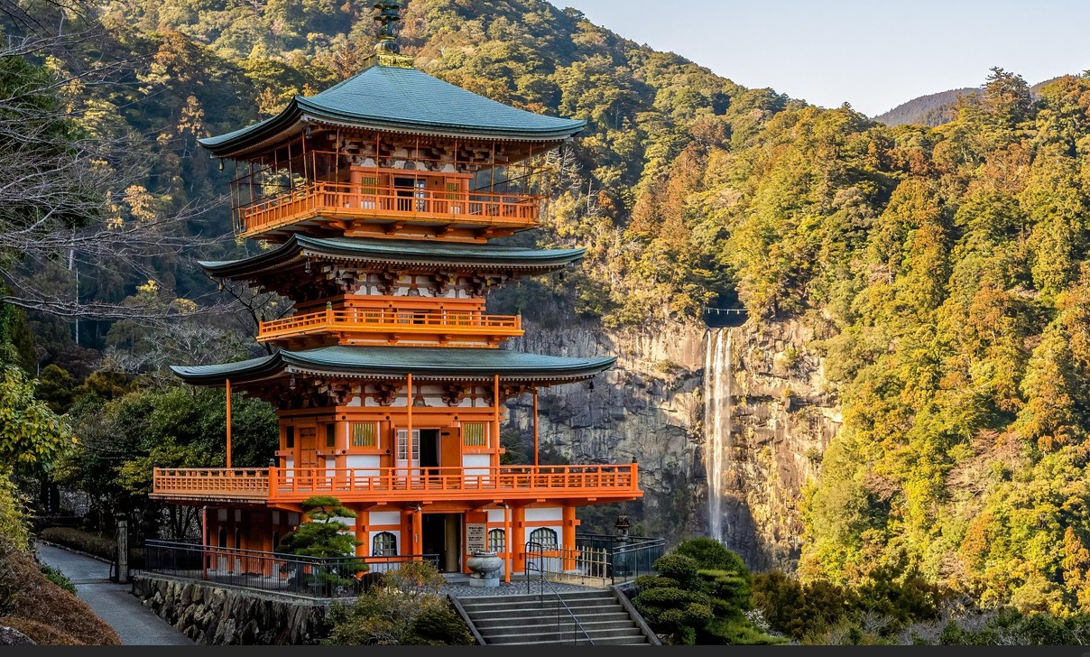 Pagoda xaponesa cun bosque e unha fervenza.