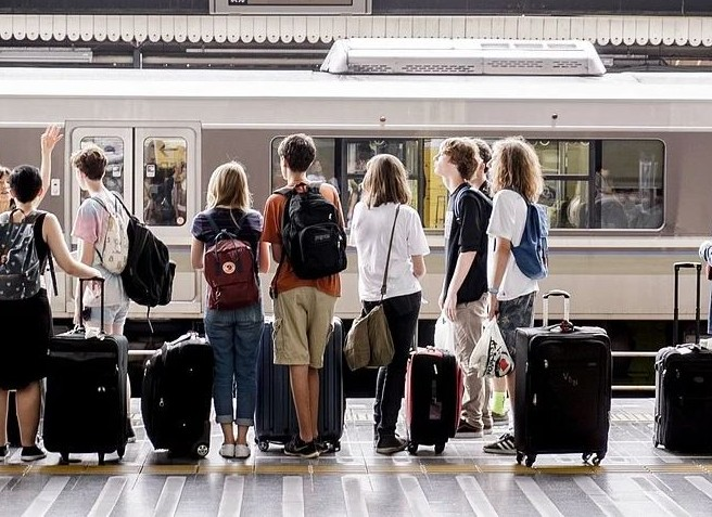 Gente joven esperando el tren.