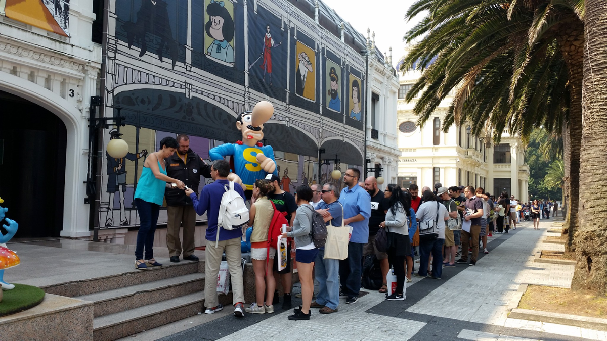 Grupo de comiqueros entrando nunha actividade de Viñetas desde o Atlántico