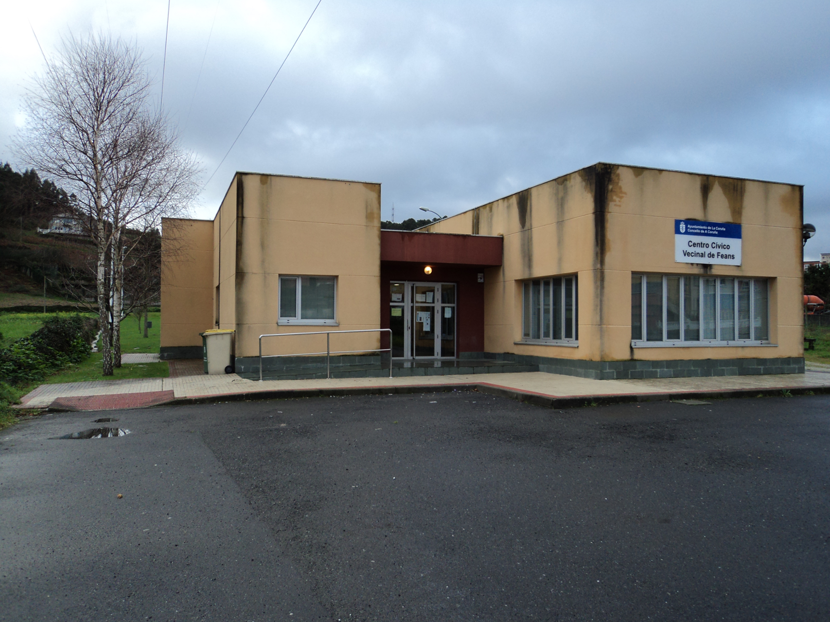 Acceso ao centro desde a rúa Lugar de Feáns