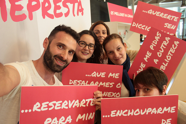 grupo de xente tomando unha foto no fotocol