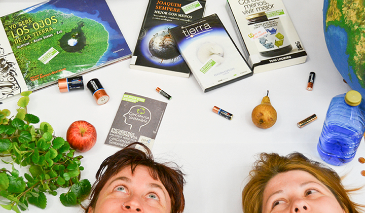 Dúas mozas tombadas con auga, globo terráqueo, etc