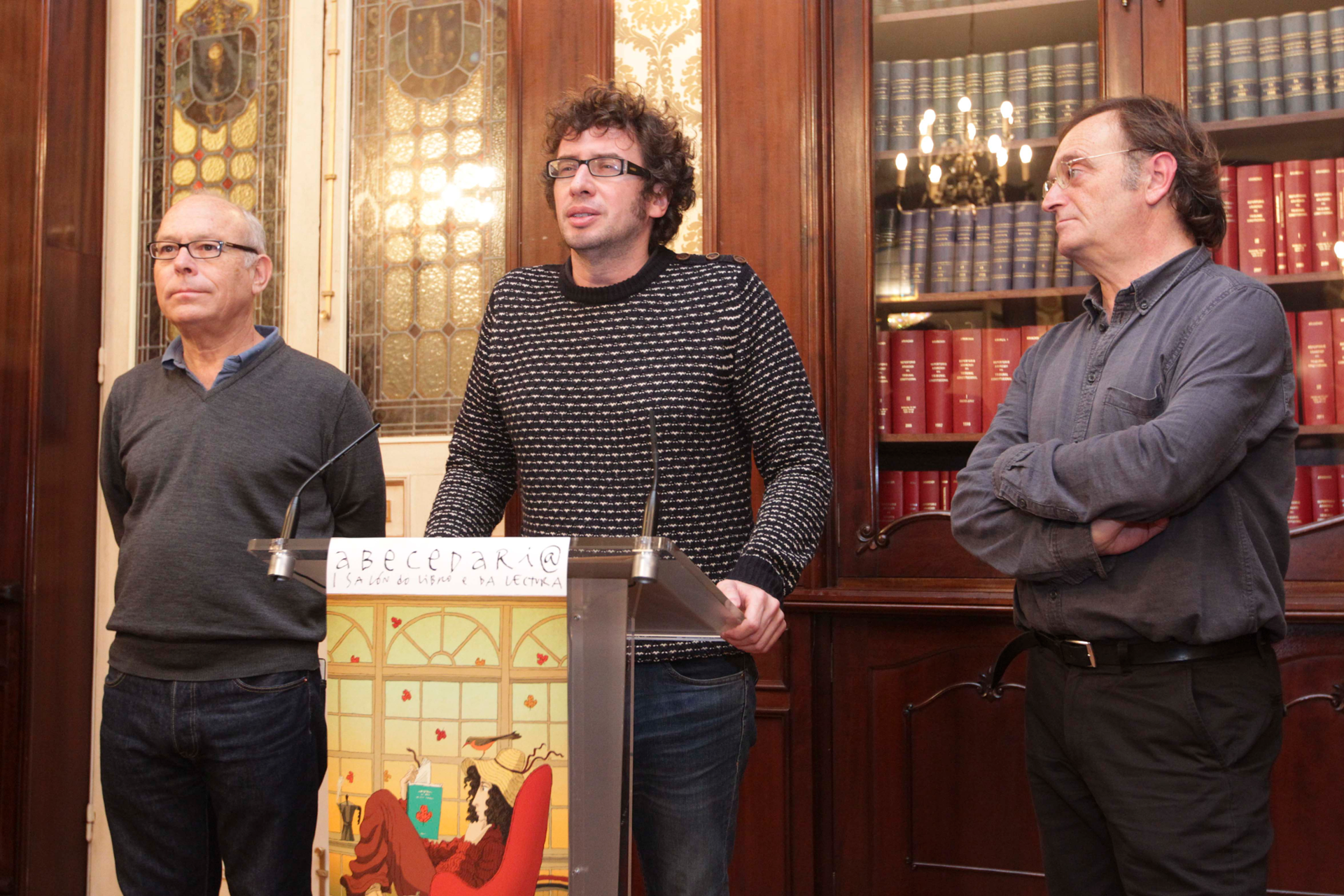 O concelleiro de Culturas, José Manuel Sande, e os editores Eduardo Riestra e Xan Aris na presentación de Abecedari@