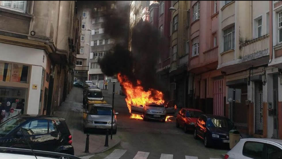 Coche ardiendo en la calle