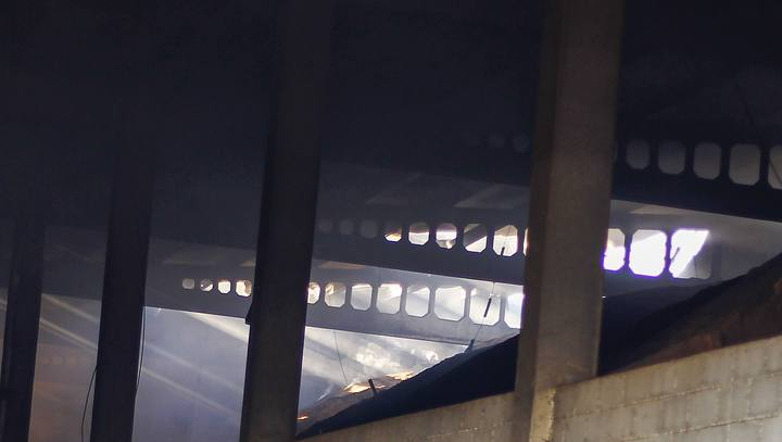 Imagen de parte del tejado de la nave, quemado por las llamas.