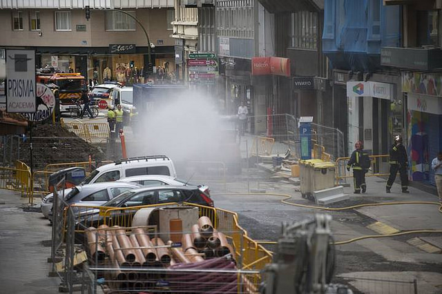 Nube de gas emanando de la calle