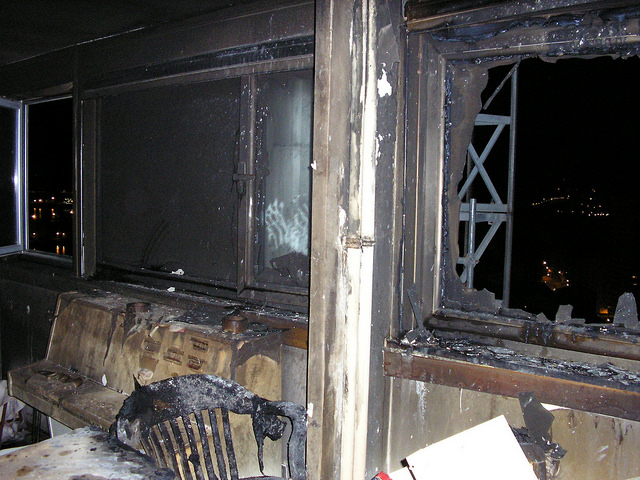 Ventanales rotos y negros por el humo del incendio.