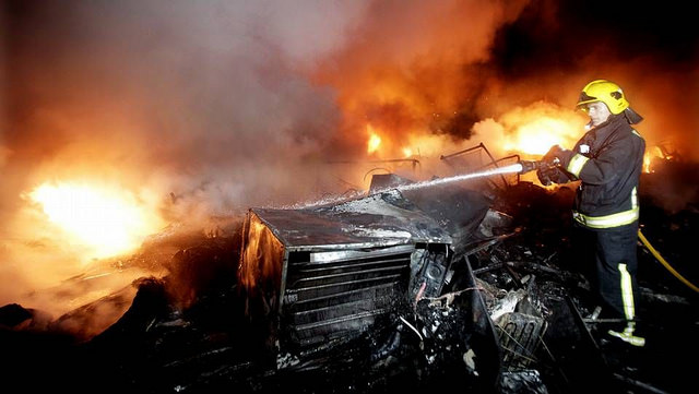 Bombero apagando el incendio.