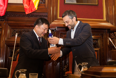 O alcalde da Coruña, Xulio Ferreiro, e o rexedor do distrito de Yantian, Wu Delin, durante a visita da delegación chinesa á Coruña hai un ano