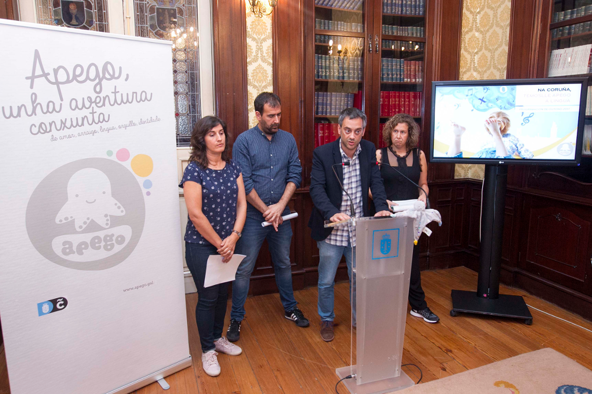 O alcalde, xunto co equipo do servizo de Normalización Lingüística do Concello, durante a presentación das actividades