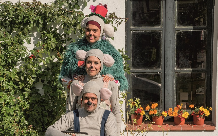 Los ratones de Lonxedetodo posando para el fotógrafo al lado de la ventana de la casa