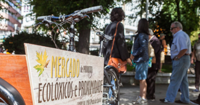 Celebración de uno de los mercados de producción ecológica en el Campo da Leña