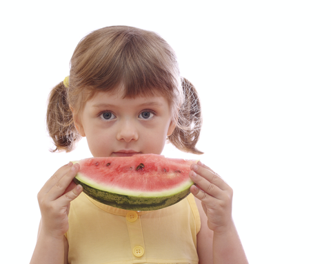 niña comiendo sandía