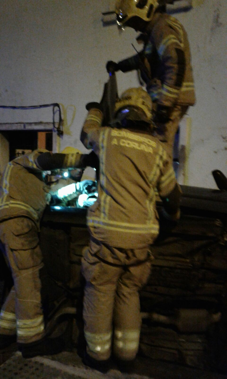 bomberos interviniendo en el accidente.