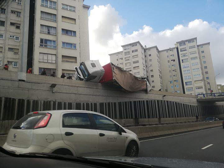 camión articulado a piques de caer a nivel inferior