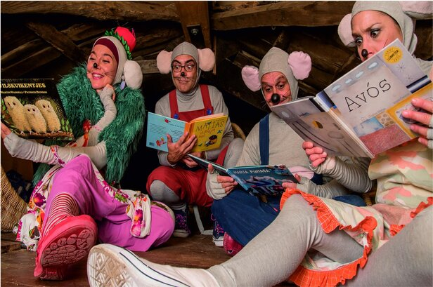 Os ratos de Lonxedetodo lendo contos