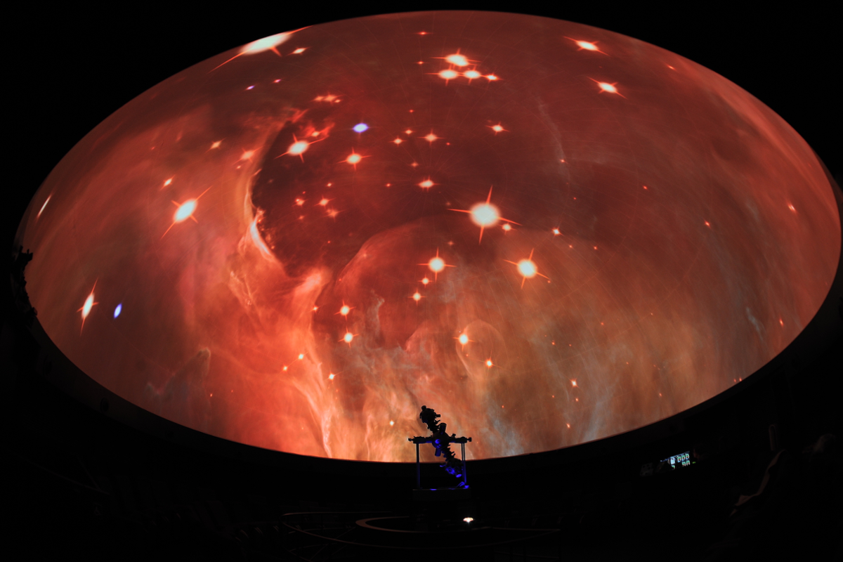 La Casa de las Ciencias empieza a instalar el nuevo proyector del Planetario