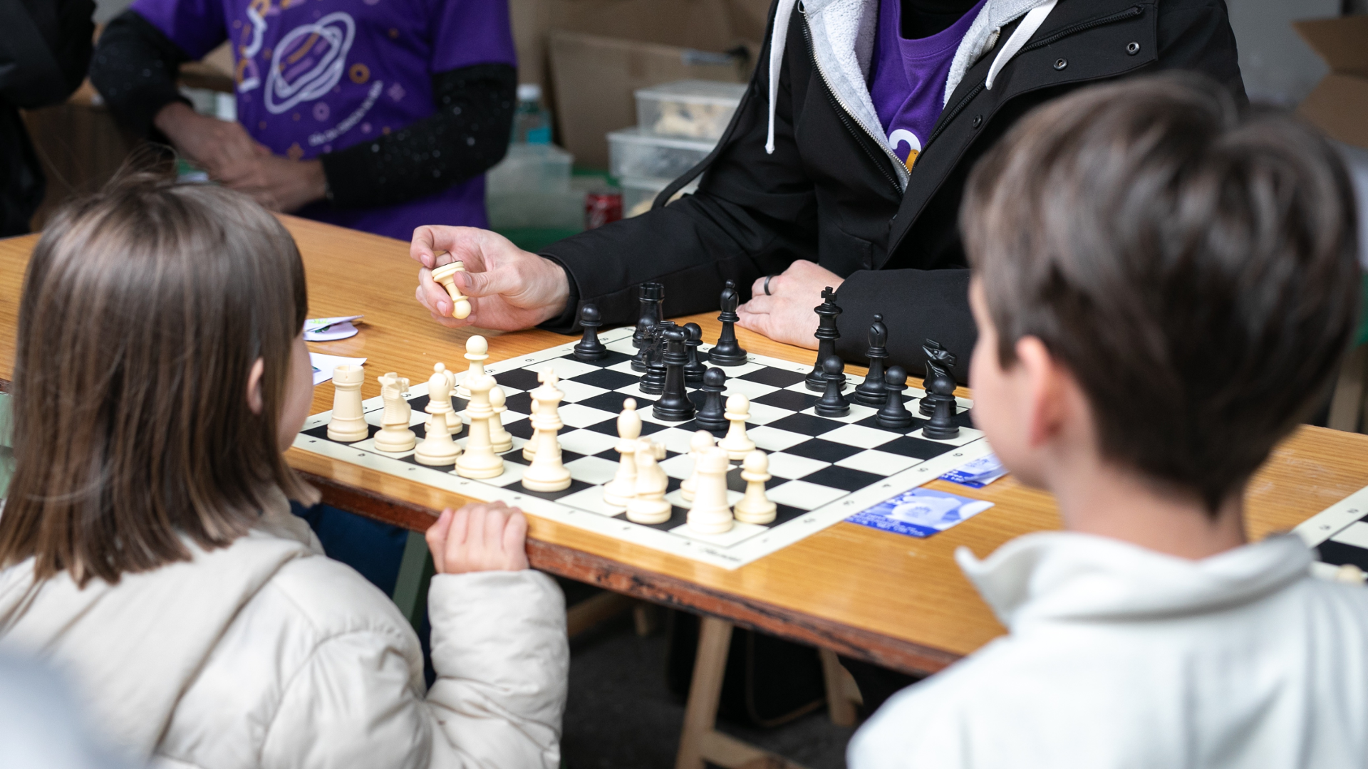 Personas jugando al ajedrez
