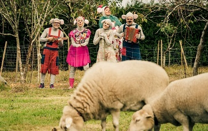 Os Ratos de Lonxedetodo no campo lendo un conto.