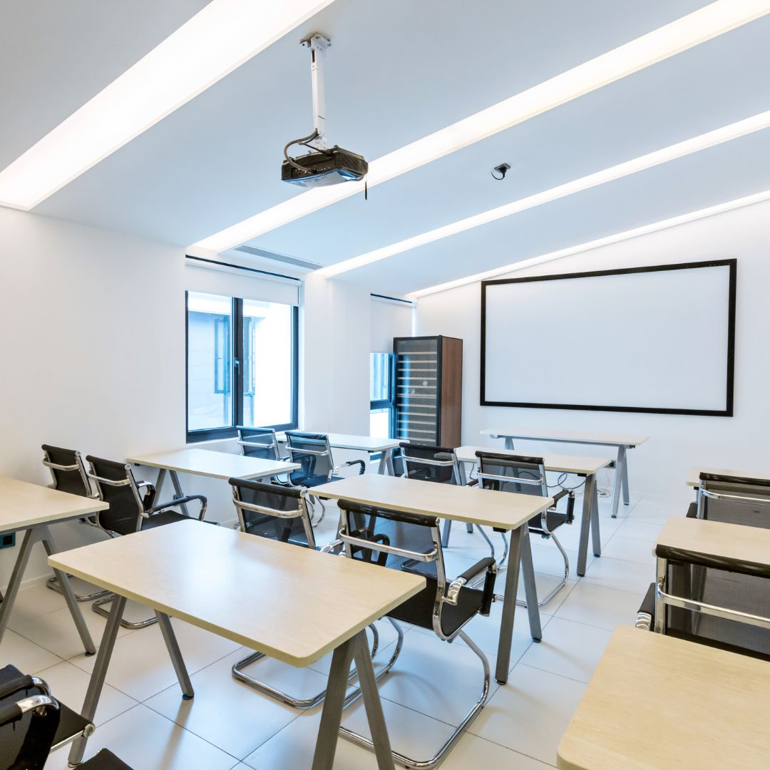 Fotografía dun aula baleira.