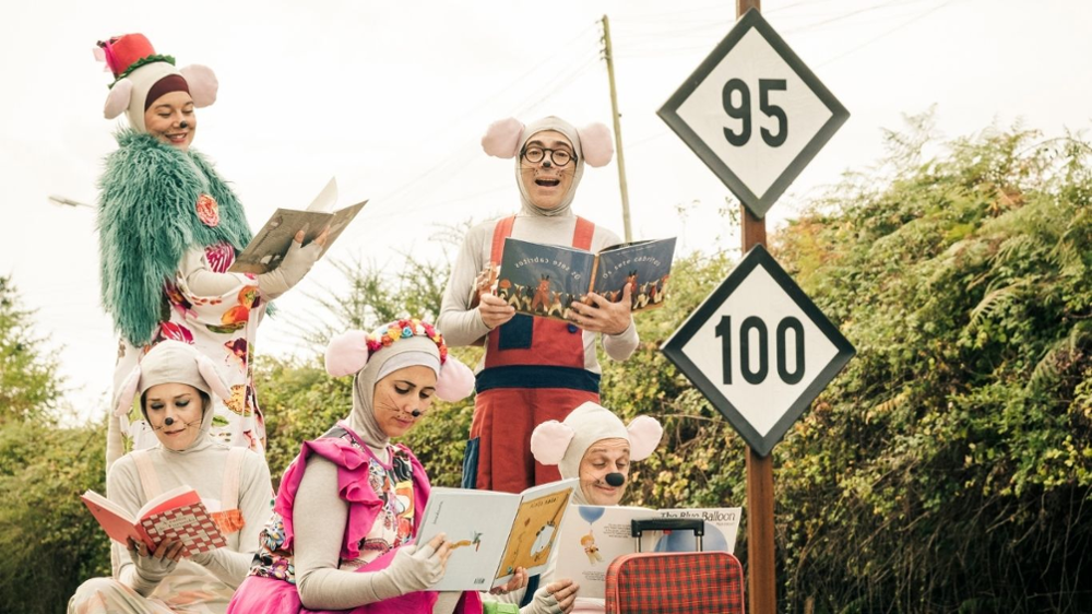 Os Ratos de Lonxedetodo nun camiño lendo un conto.